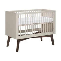 Kidsmill Sixties Babykamer Oatmeal / Walnoot | Bed 60 X 120 Cm + Commode -Baby Ruth Winkel Sixties oatmeal ledikant 60x120 2 a871
