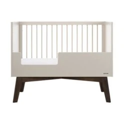 Kidsmill Sixties Babybed Oatmeal / Walnoot 60 X 120 Cm -Baby Ruth Winkel Sixties oatmeal ledikant 60x120 juniorzijde 1 ed84