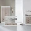 Kidsmill Newport Babykamer Wit / Eiken | Bed 60 X 120 Cm + Commode -Baby Ruth Winkel babykamer newport wit eiken ledikant commode 44ce
