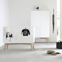 Kidsmill Sixties Babybed Wit Mat / Naturel 70 X 140 Cm 11 Kidsmill Sixties Babybed Wit Mat / Naturel 70 X 140 Cm -Baby Ruth Winkel babykamer sixties blank sfeer 2 1 2 4809