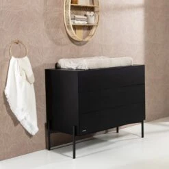 Kidsmill Boutique Commode Zwart Mat -Baby Ruth Winkel boutique zwarte poot detail commode sfeer 4261