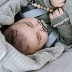 Koeka Vik Teddy Voetenzak Shadow Green -Baby Ruth Winkel koeka vik teddy voetenzak shadow green 2 f136