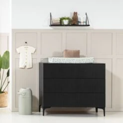 Kidsmill Levi Commode Zwart Eiken -Baby Ruth Winkel levi zwart commode sfeer 5 e559