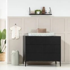 Kidsmill Levi Commode Zwart Eiken 7 Kidsmill Levi Commode Zwart Eiken -Baby Ruth Winkel levi zwart rechte poot commode sfeer 2 1 9d37