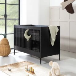 Kidsmill Levi Ledikant Zwart Eiken 60 X 120 Cm -Baby Ruth Winkel levi zwart rechte poot ledikant sfeer 2 2 af7c