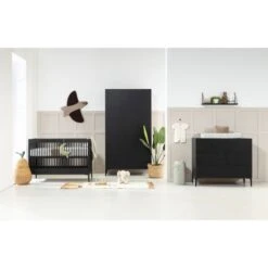 Kidsmill Levi Babykamer | Bed 60 X 120 Cm + Commode Zwart Eiken 10 Kidsmill Levi Babykamer | Bed 60 X 120 Cm + Commode Zwart Eiken -Baby Ruth Winkel levi zwart rechte poot sfeer 1 3 1 7670
