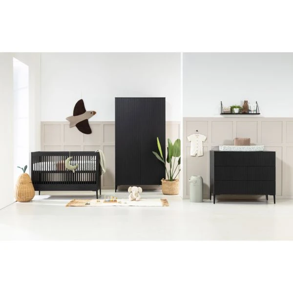 Kidsmill Levi Babykamer | Bed 60 X 120 Cm + Commode Zwart Eiken 6 Kidsmill Levi Babykamer | Bed 60 X 120 Cm + Commode Zwart Eiken - Afbeelding 4