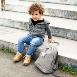 Little Company Anne Perfo Rugtas Lichtgrijs -Baby Ruth Winkel little company anne perfo rugtas lichtgrijs 1 8e1e