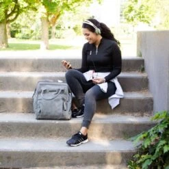 Little Company Riga Knit Luiertas Rugzak Taupe 11 Little Company Riga Knit Luiertas Rugzak Taupe -Baby Ruth Winkel little company riga knit luierrugtas taupe 4 cb82