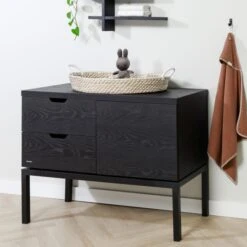 Kidsmill Savi Babykamer Zwart Eiken | Bed 60 X 120 Cm + Commode -Baby Ruth Winkel savi zwart detail1 1 a63d