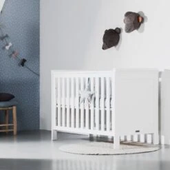 Kidsmill Savigno Babykamer Wit | Bed 60 X 120 Cm + Commode -Baby Ruth Winkel savigno detail 2 zonder kruis f790