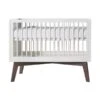 Kidsmill Sixties Babybed Wit Mat / Walnoot 70 X 140 Cm -Baby Ruth Winkel sixties ledikant wit mat walnoot 70 x 140 cm b447