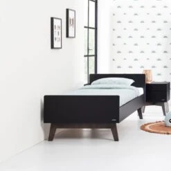 Kidsmill Sixties Bed Zwart Mat / Walnoot 90 X 200 Cm -Baby Ruth Winkel tiener sixties zwartwalnoot bed sfeer 0c1f